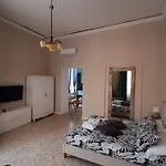 Palazzetto Di Neubourg Apartmán *